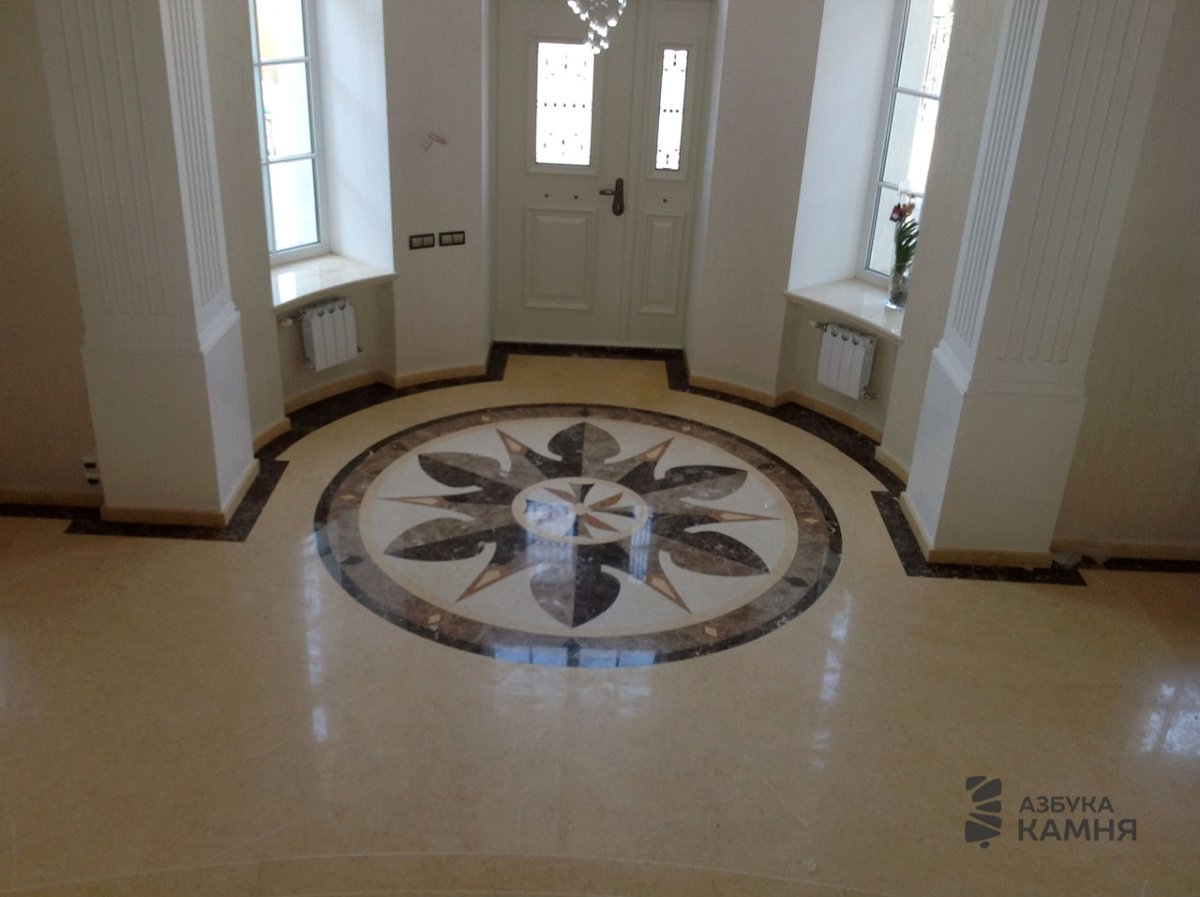 Мозаичные полы из мрамора в коридоре