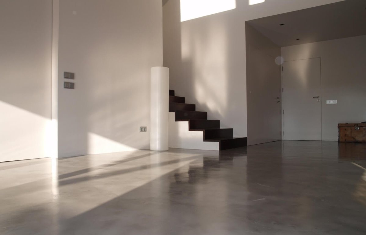 Глянцевый пол в интерьере квартире