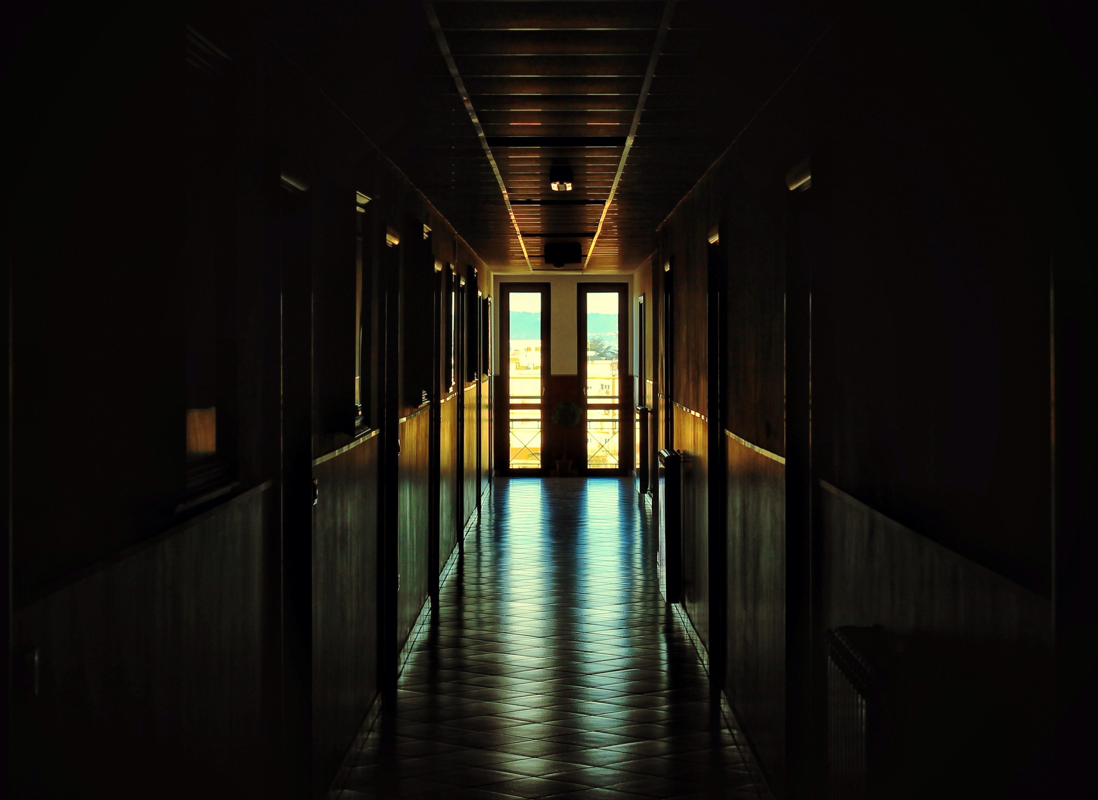 Доле холле. Темный коридор. Длинный мрачный коридор. Темное помещение. Школа ночью внутри.