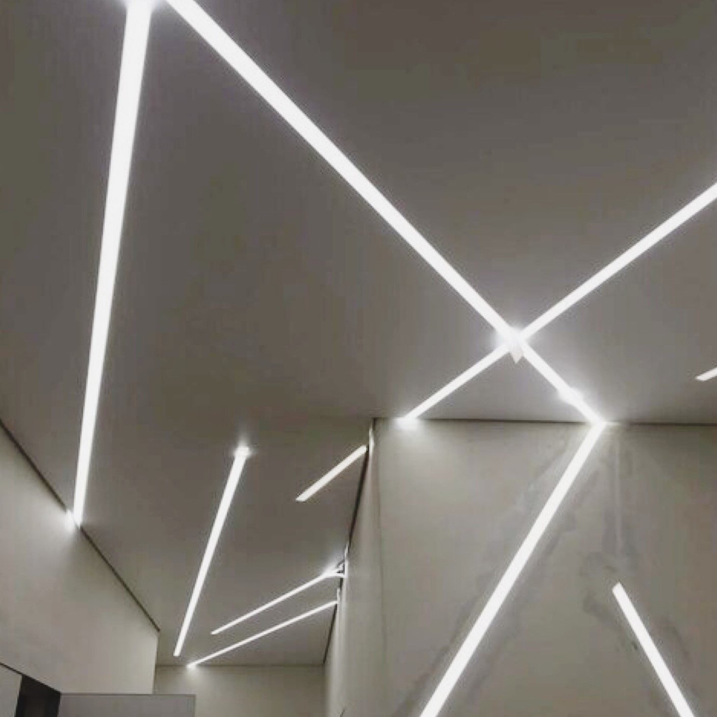 Свет от световых линий. ЦЕНТРСВЕТ профильные светильники. Световые линии на потолке. Световыединии на потолке. Световые линии на стене.