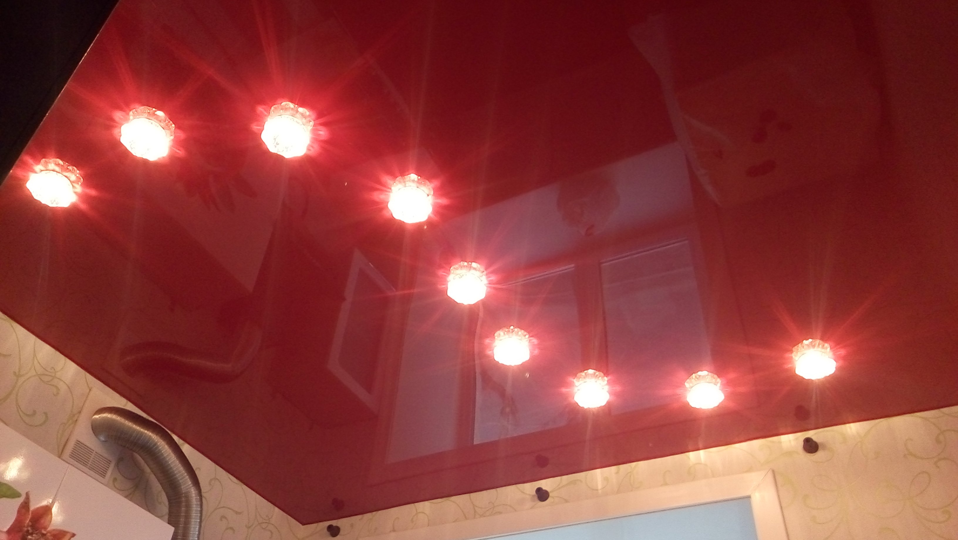 фото на натяжном потолке лампочки размещены