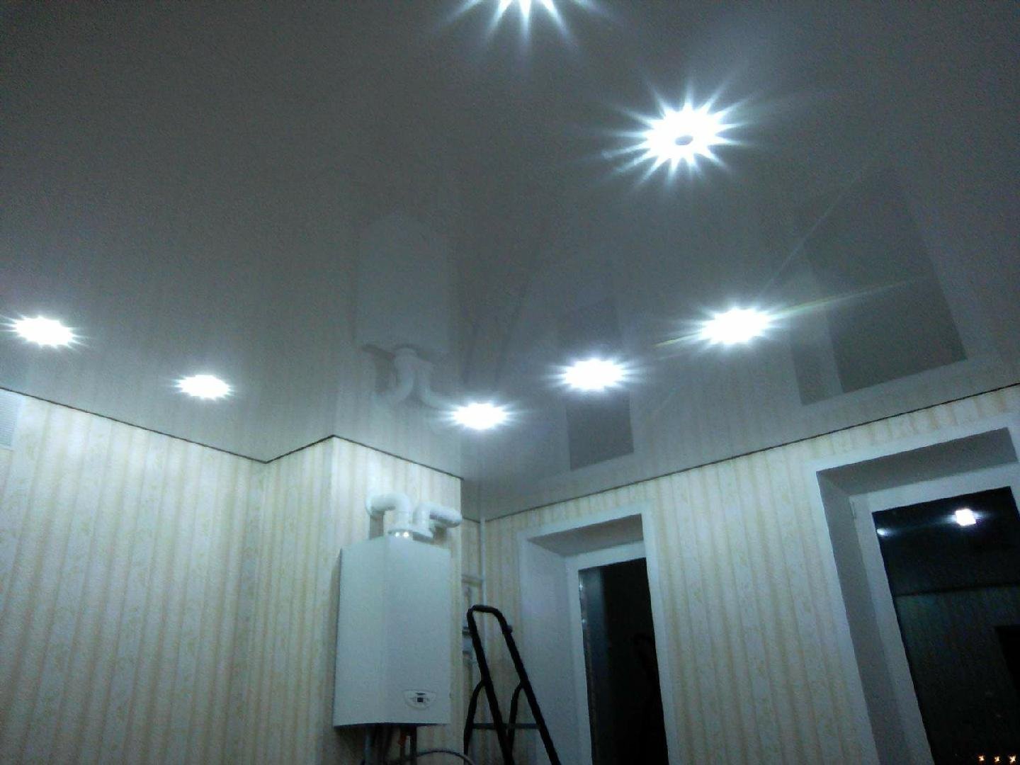 Расположение светильников на натяжном потолке на кухне 9 кв м