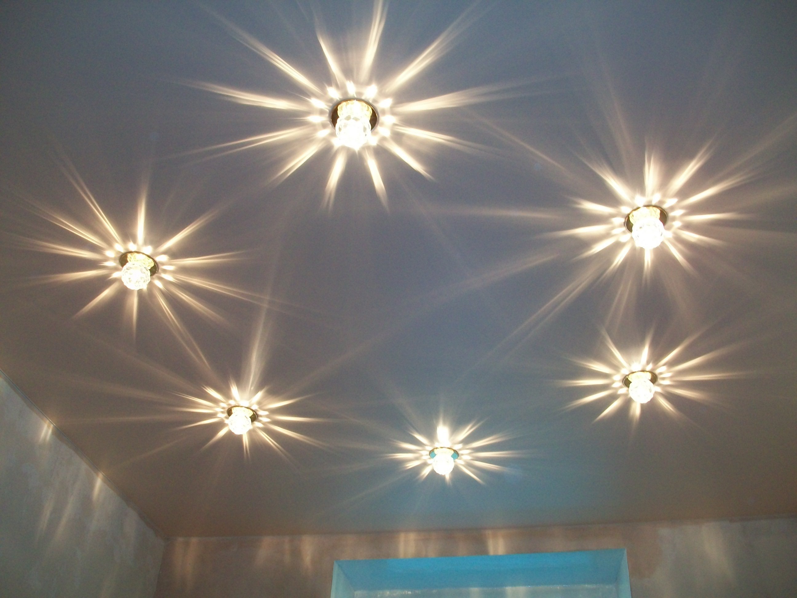 Освещение в гостиной с натяжным потолком (+ фото)
