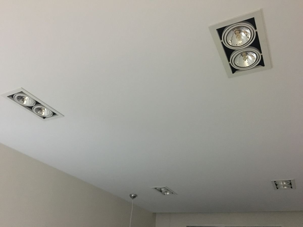 двойные светильники для натяжных потолков в интерьере