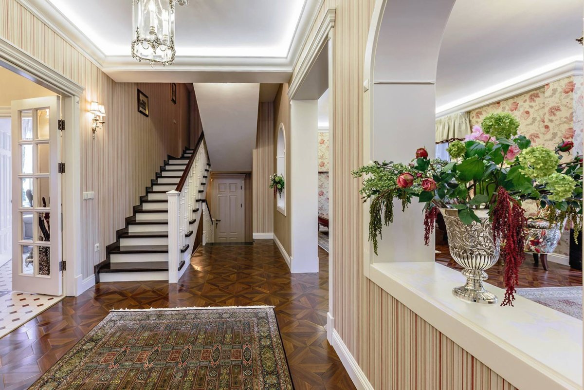 Комбинированные обои в прихожую фото