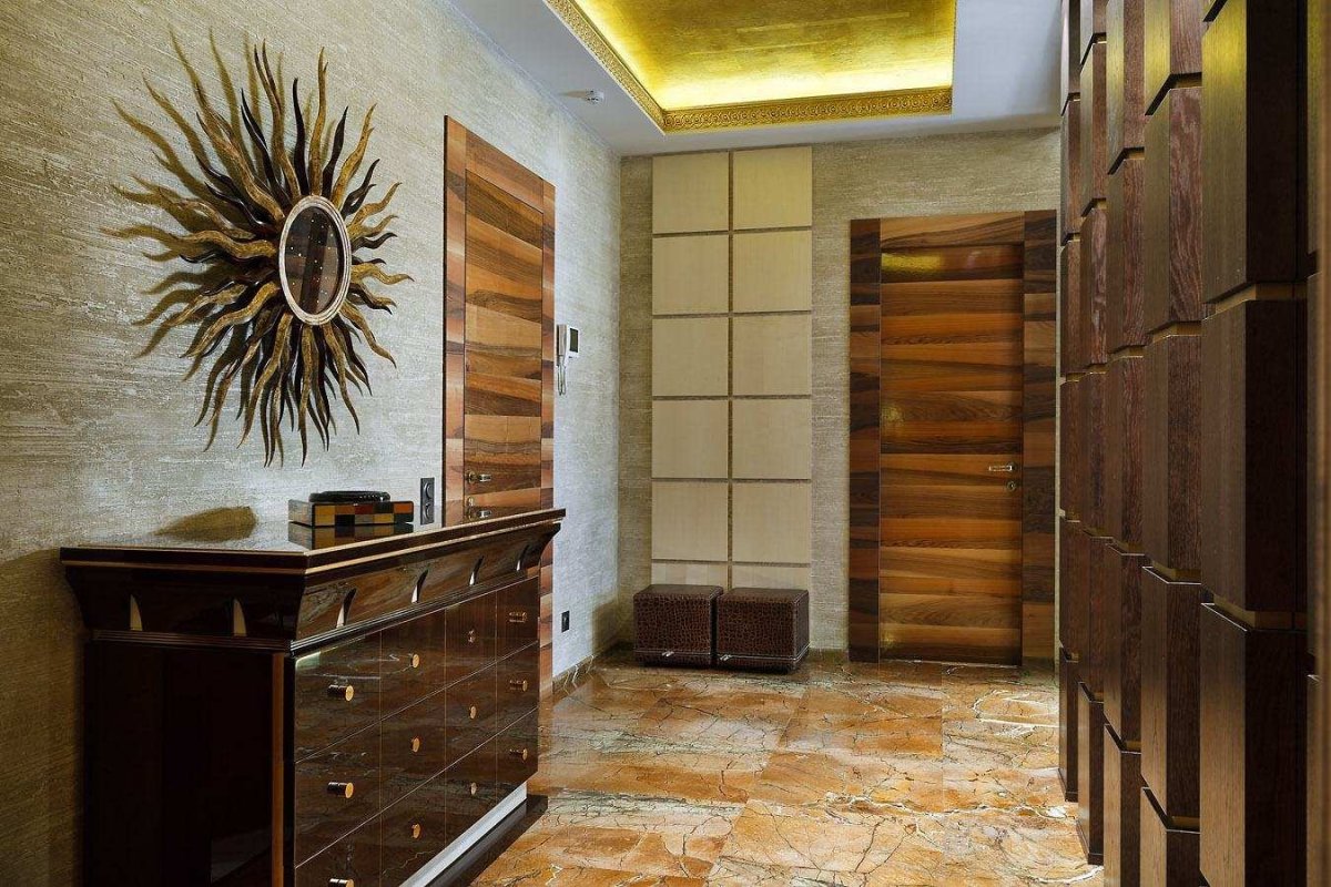 Дерево в интерьере прихожей