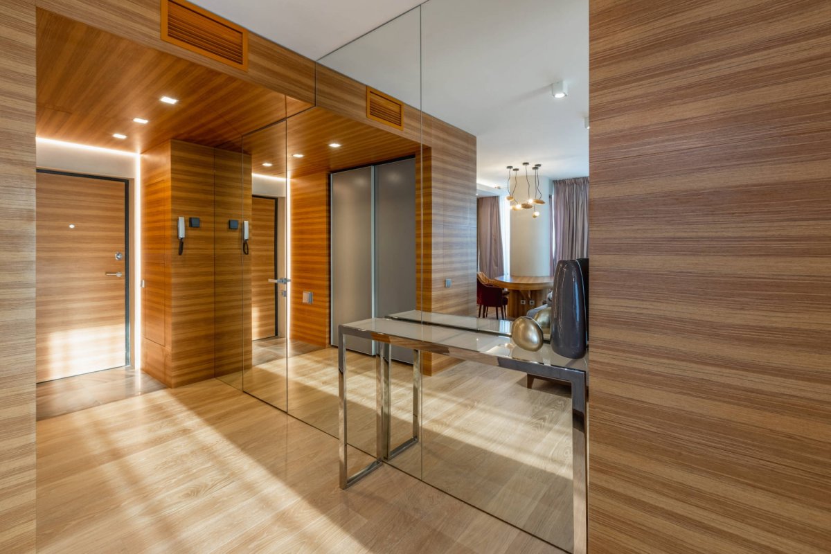 Современная отделка стен в прихожей