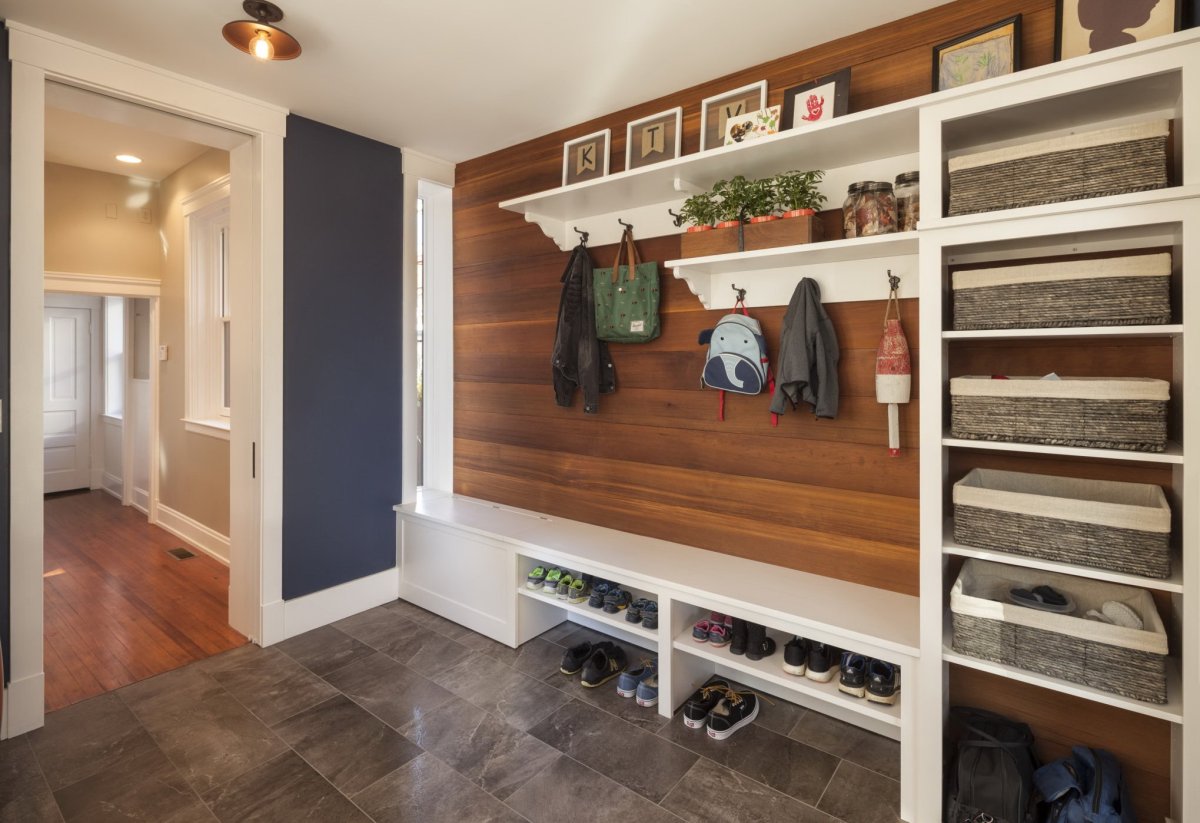 Ламинат на стену в прихожей