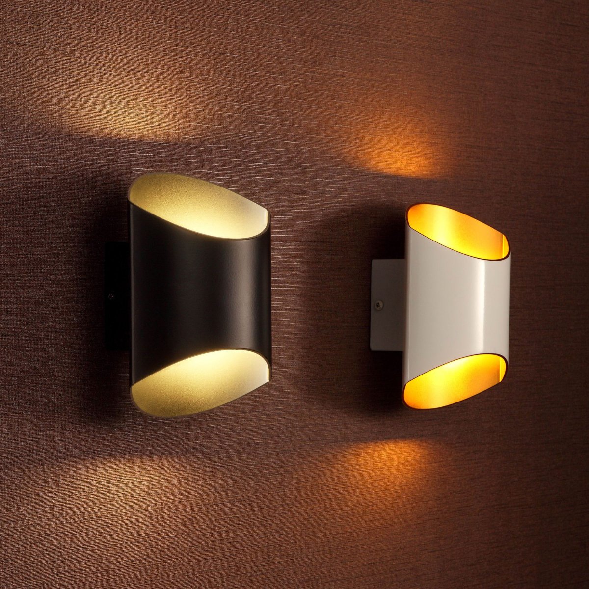 Освещение в холле отеля