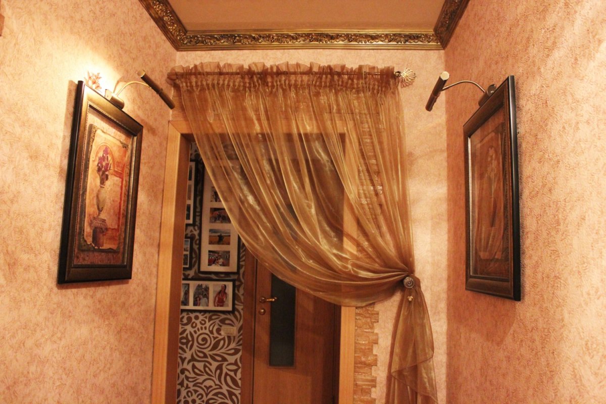 Гардины в прихожей