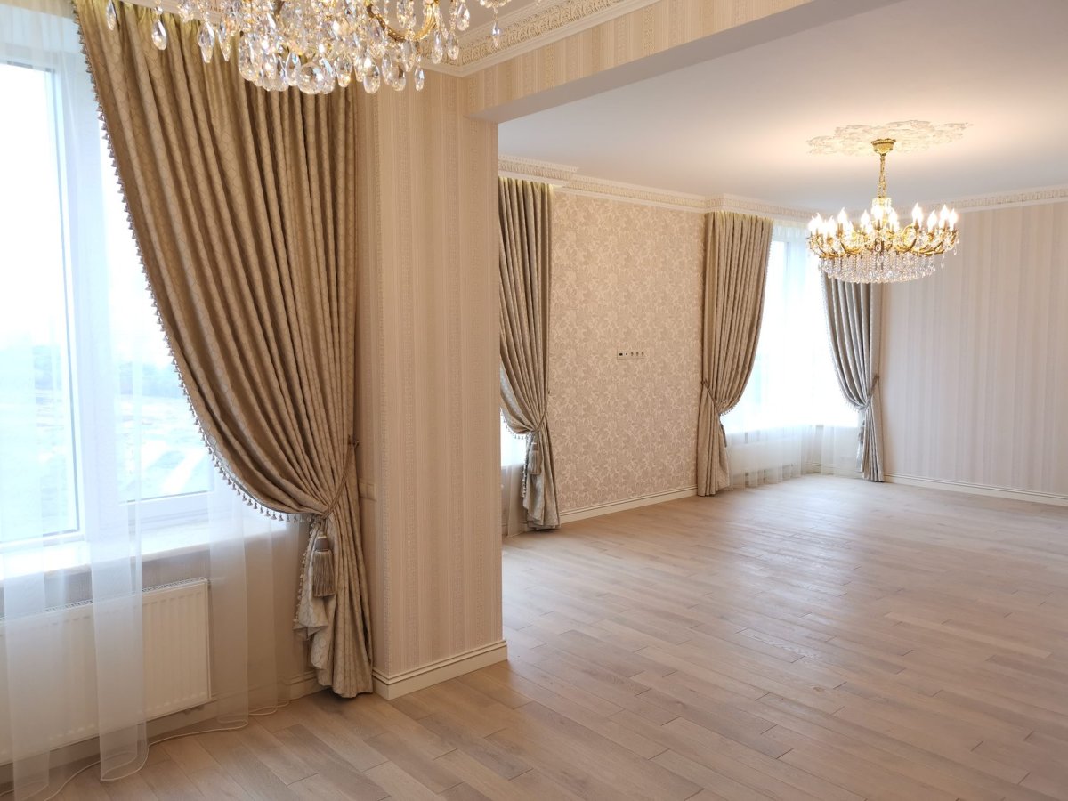 Прихожая с окном в частном доме