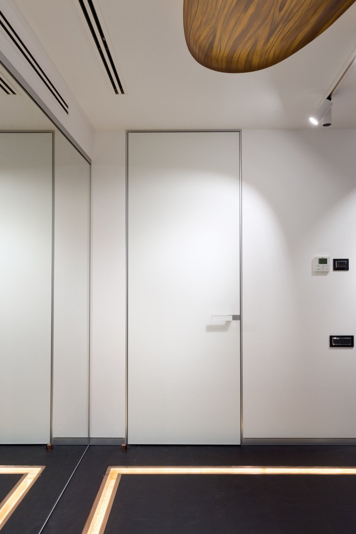 Прихожая с потайной дверью