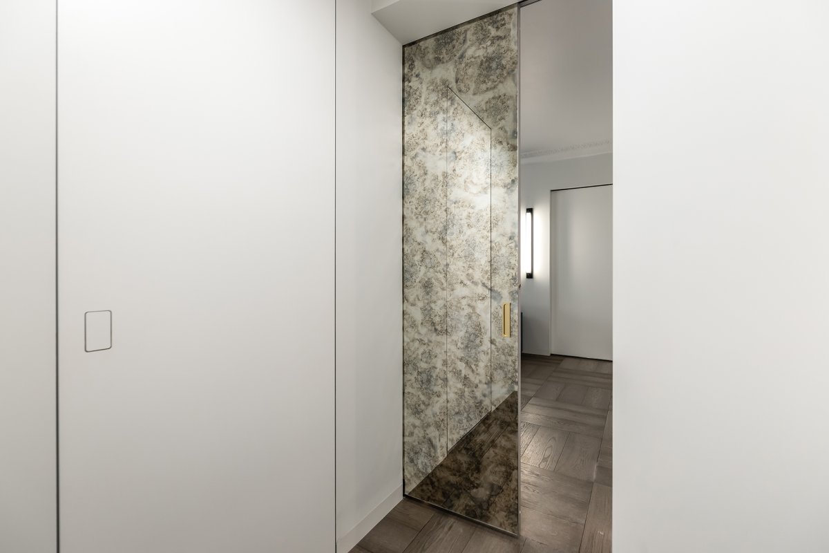 Скрытая зеркальная дверь в интерьере