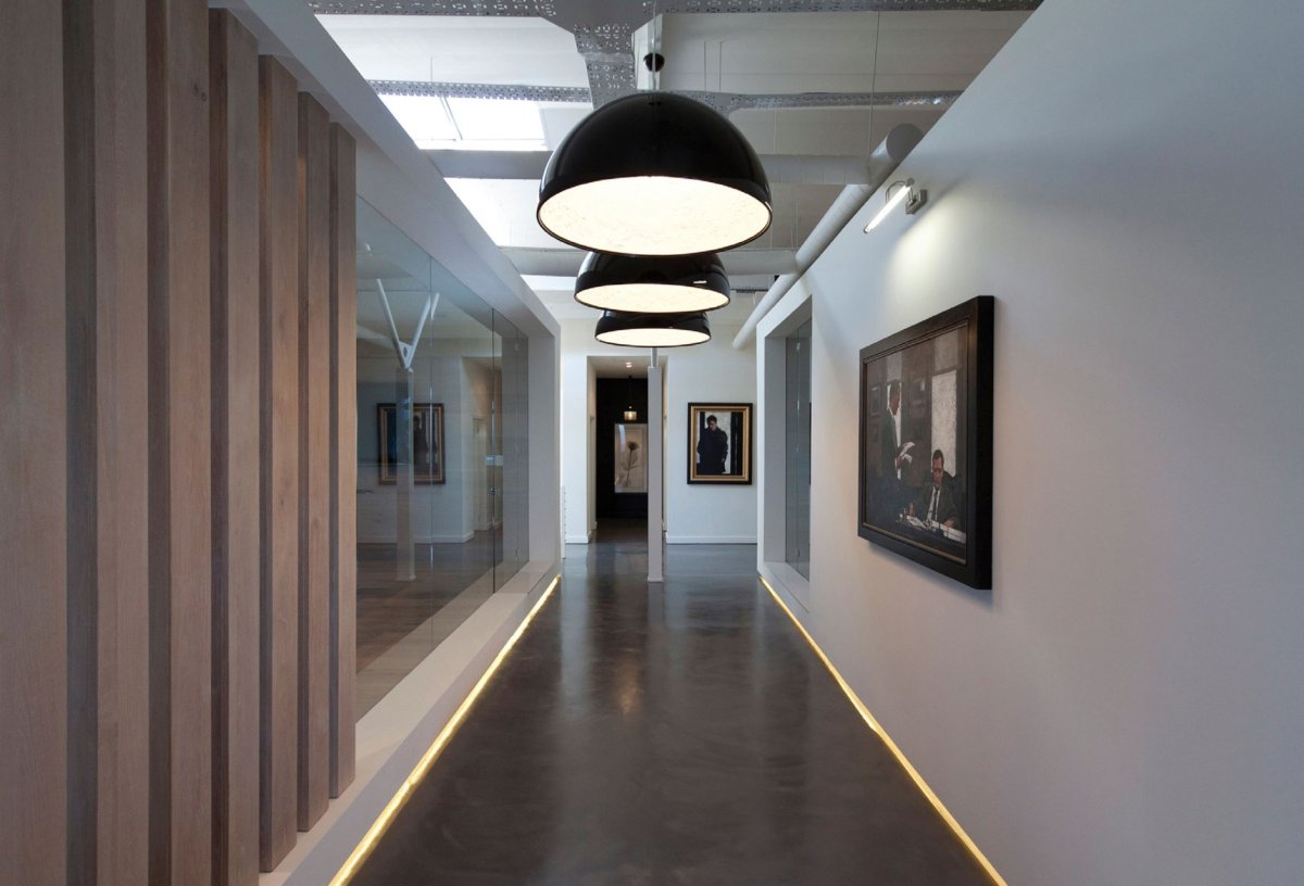 Белый коридор офис