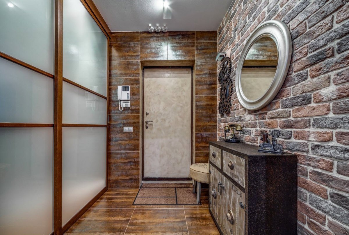 Декоративный кирпич в коридоре