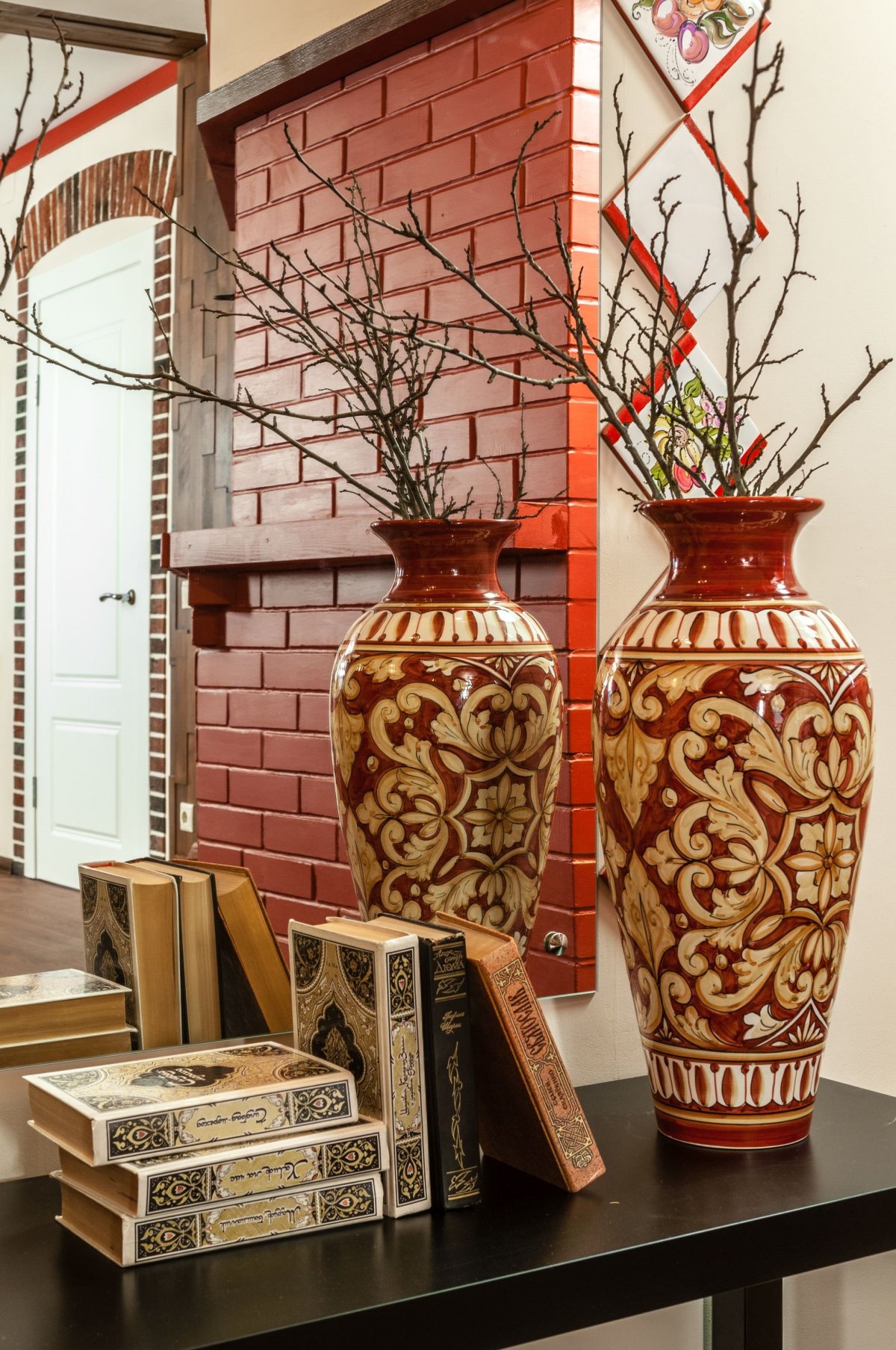 Напольная ваза в интерьере прихожей