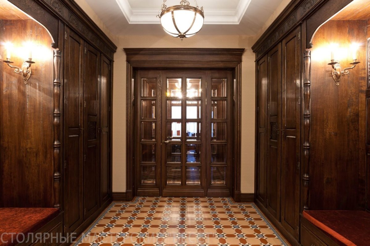 Серая прихожая с белыми дверями