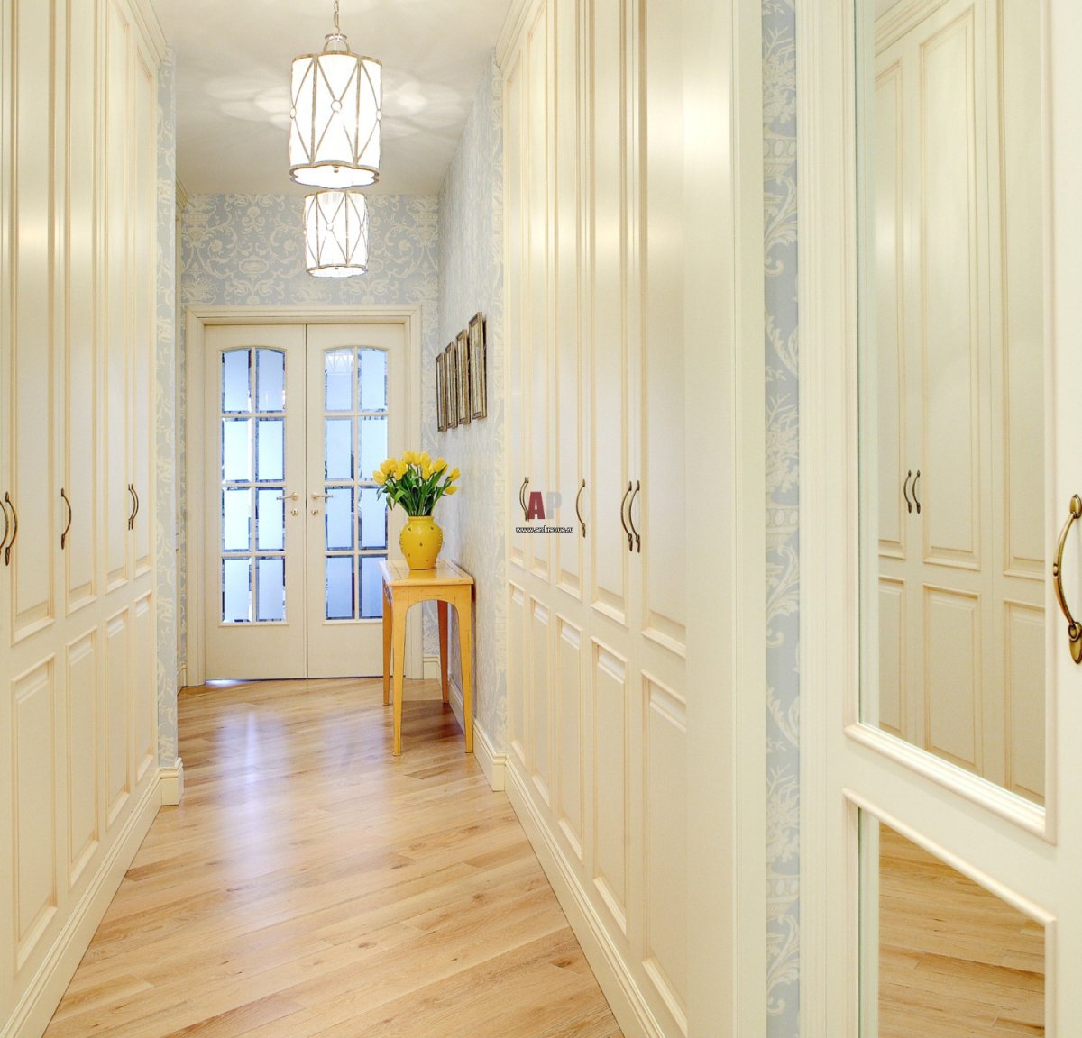 Прихожая с нишей в стене