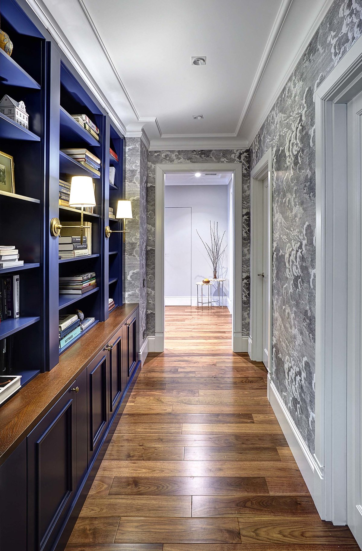 Длинный коридор с дверями