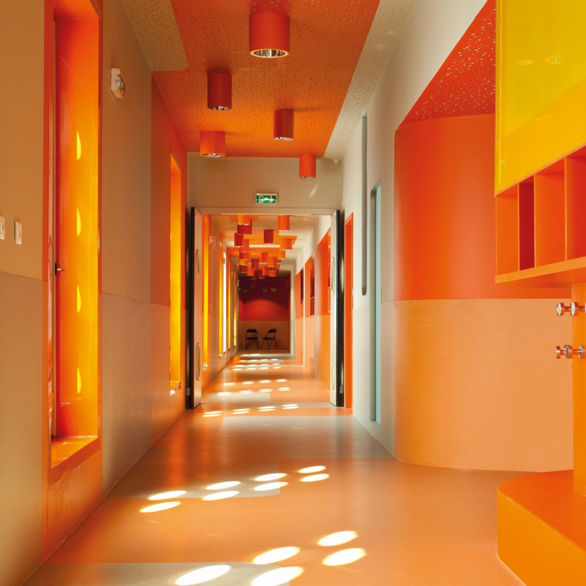 Прихожая в оранжевых тонах