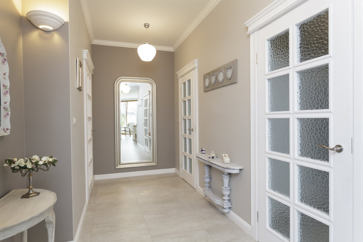 Коридор в светлых тонах