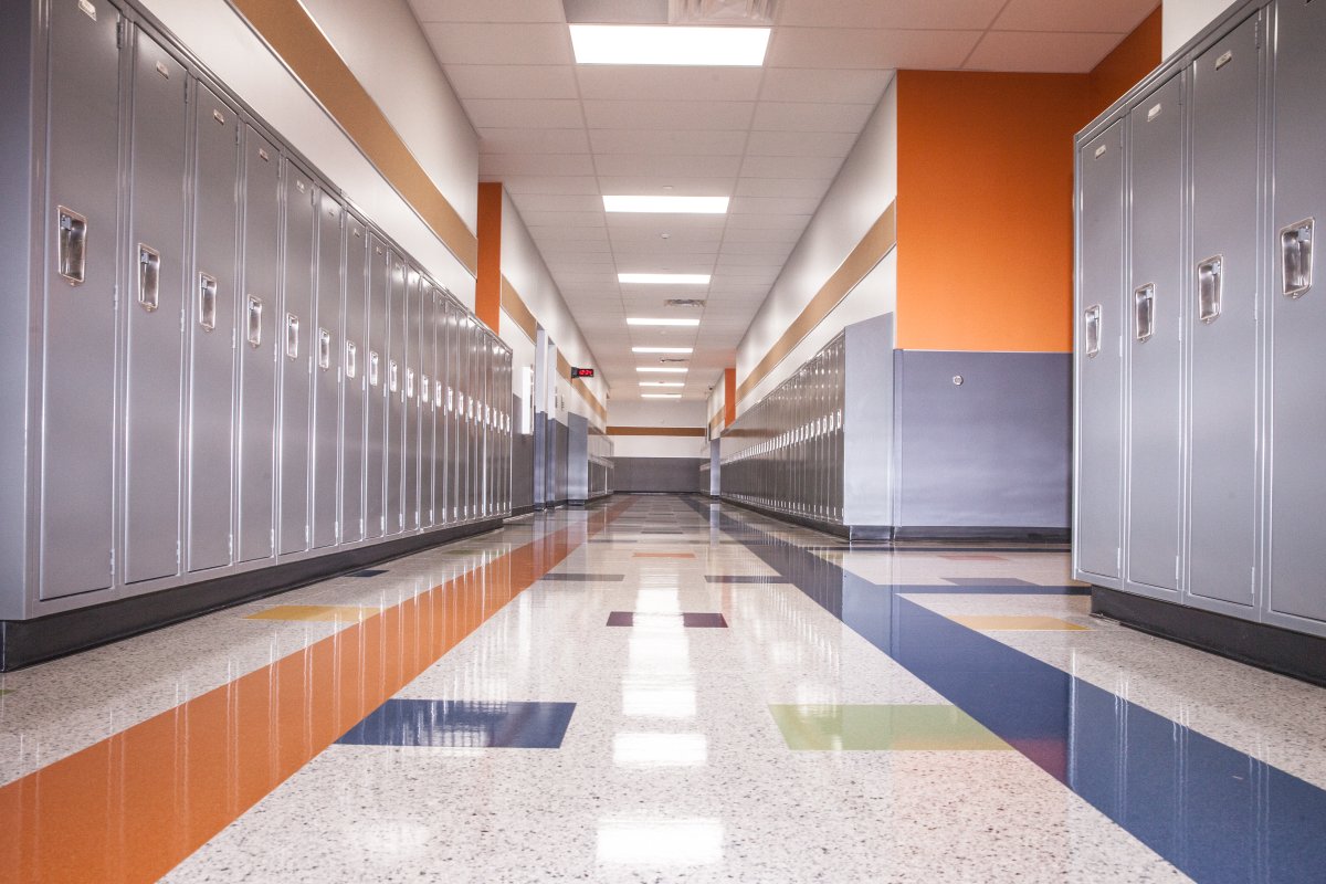 Плитка в коридорах школы