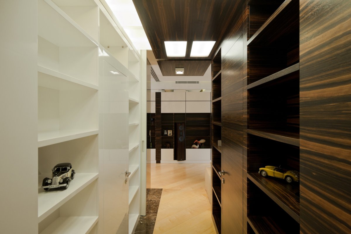 Узкая гардеробная