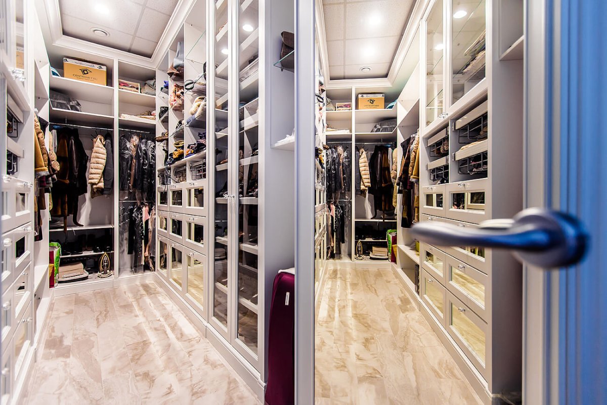 Узкий коридор для одежды