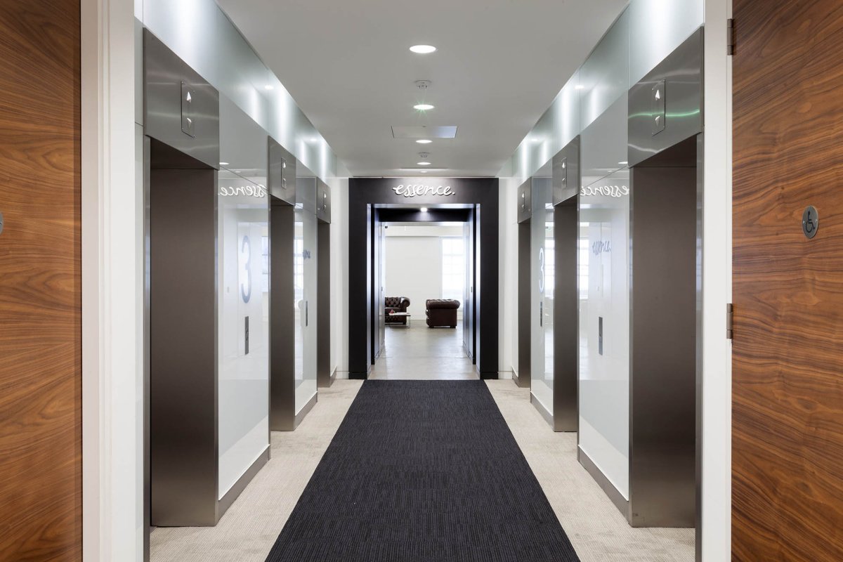 Интерьер офисного коридора