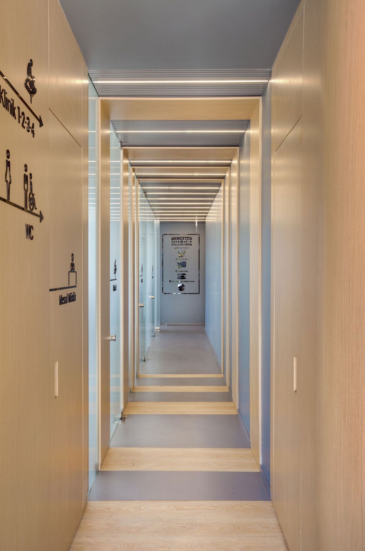 Узкий коридор в офисе