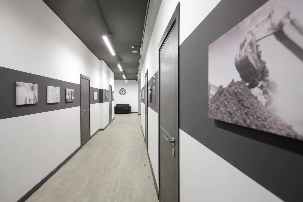 Интерьер офисного коридора