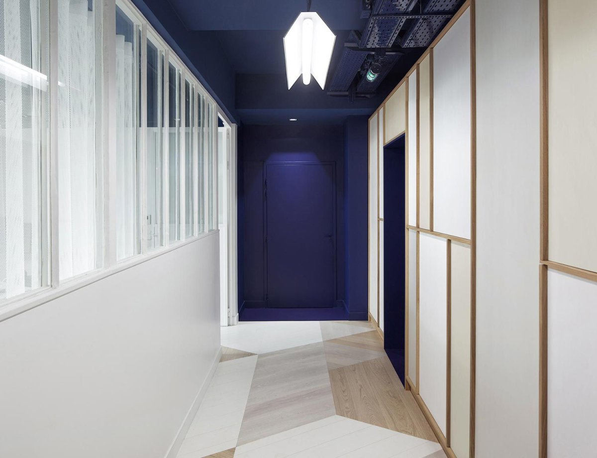 Коридор офиса в синем
