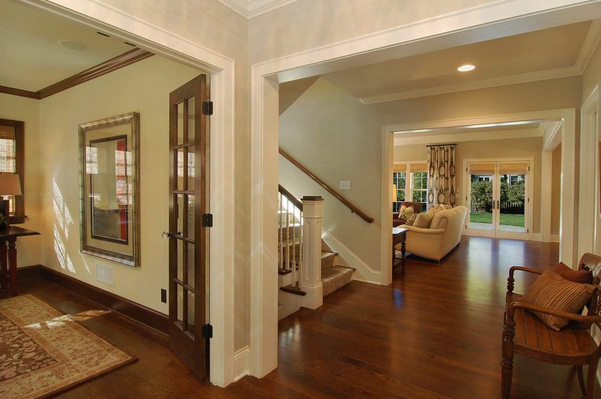 Проем между гостиной и прихожей