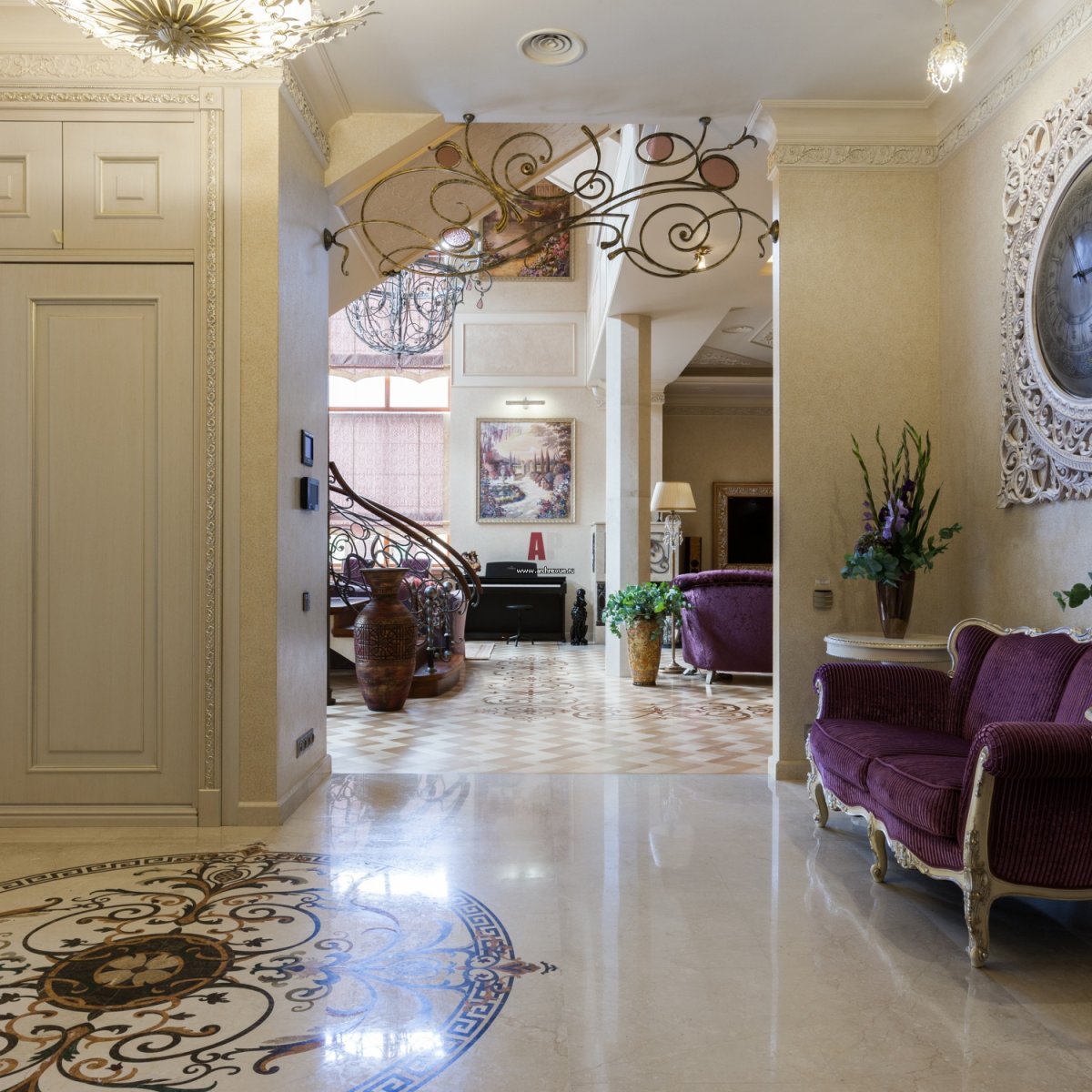 Холл в доме в стиле Неоклассика