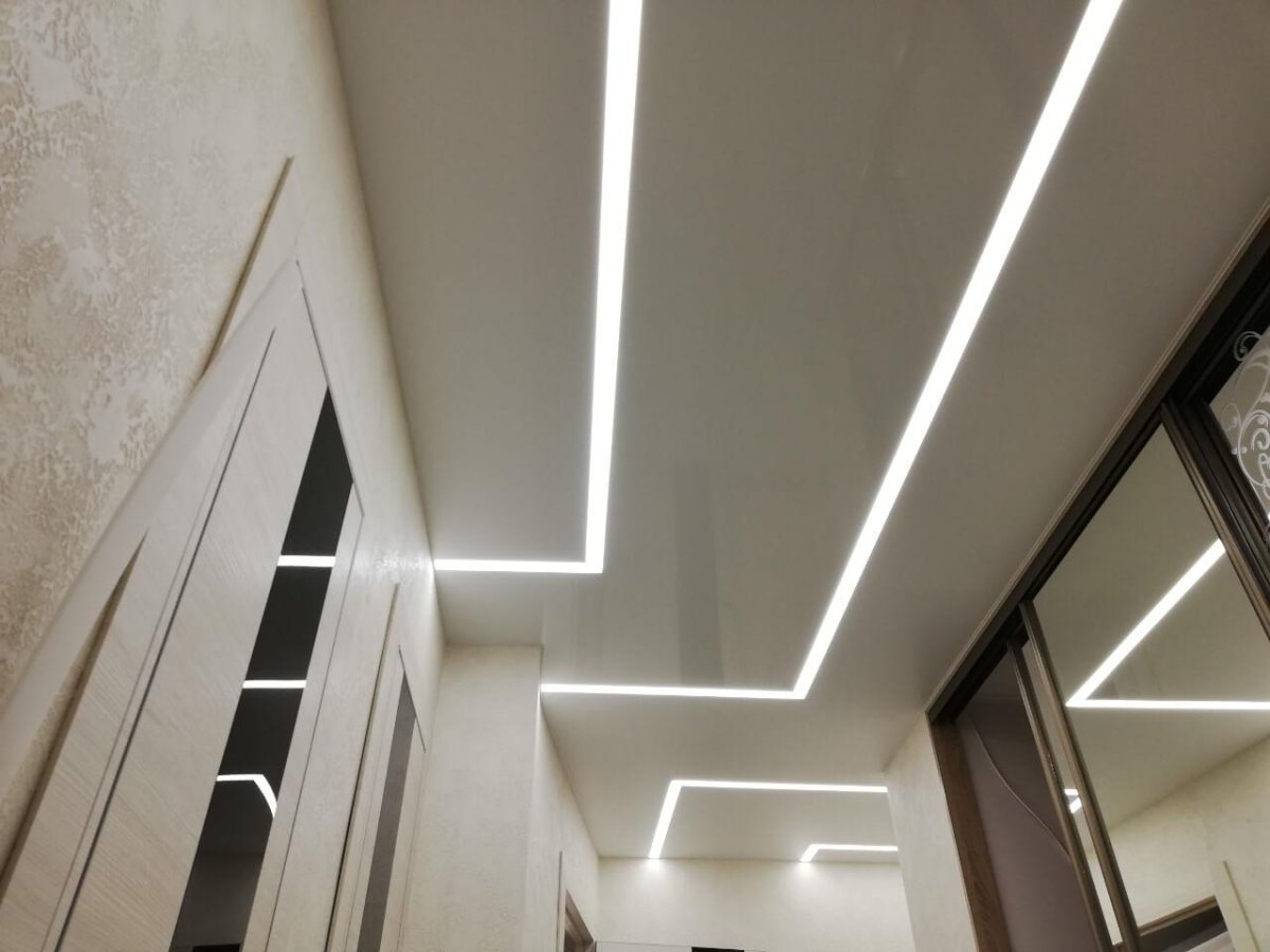 Световые линии на потолке в коридоре