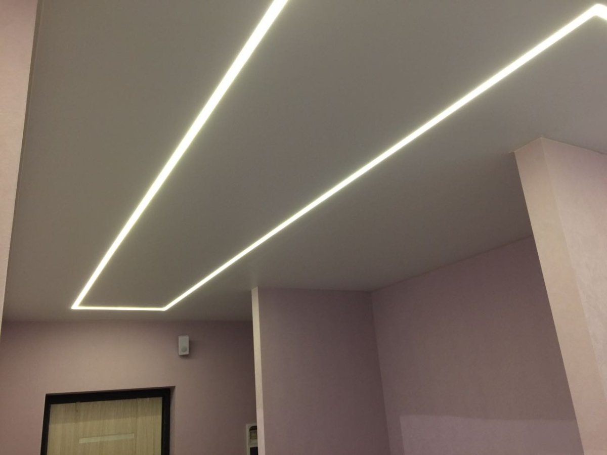 Потолки с полосой подсветки