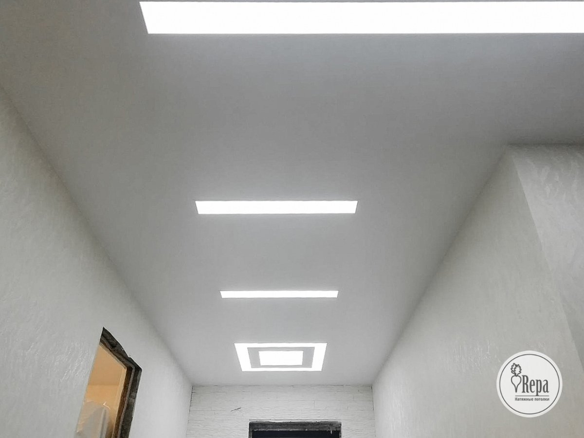 Световые линии на натяжном потолке в коридоре