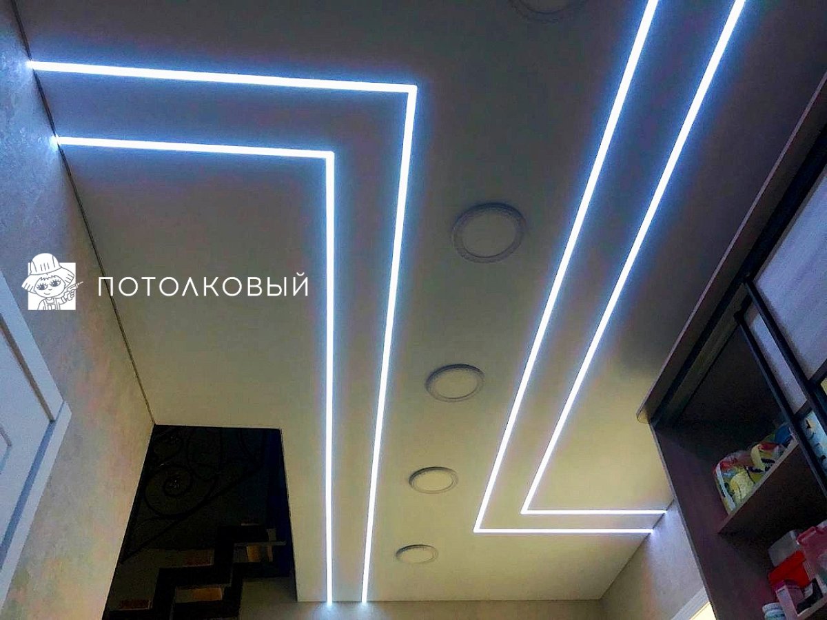 Светодиодные линии на натяжном потолке