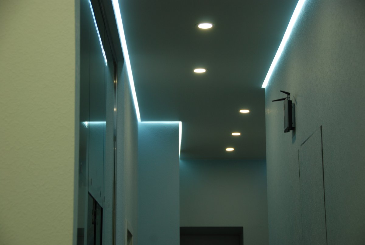 Парящий потолок с подсветкой