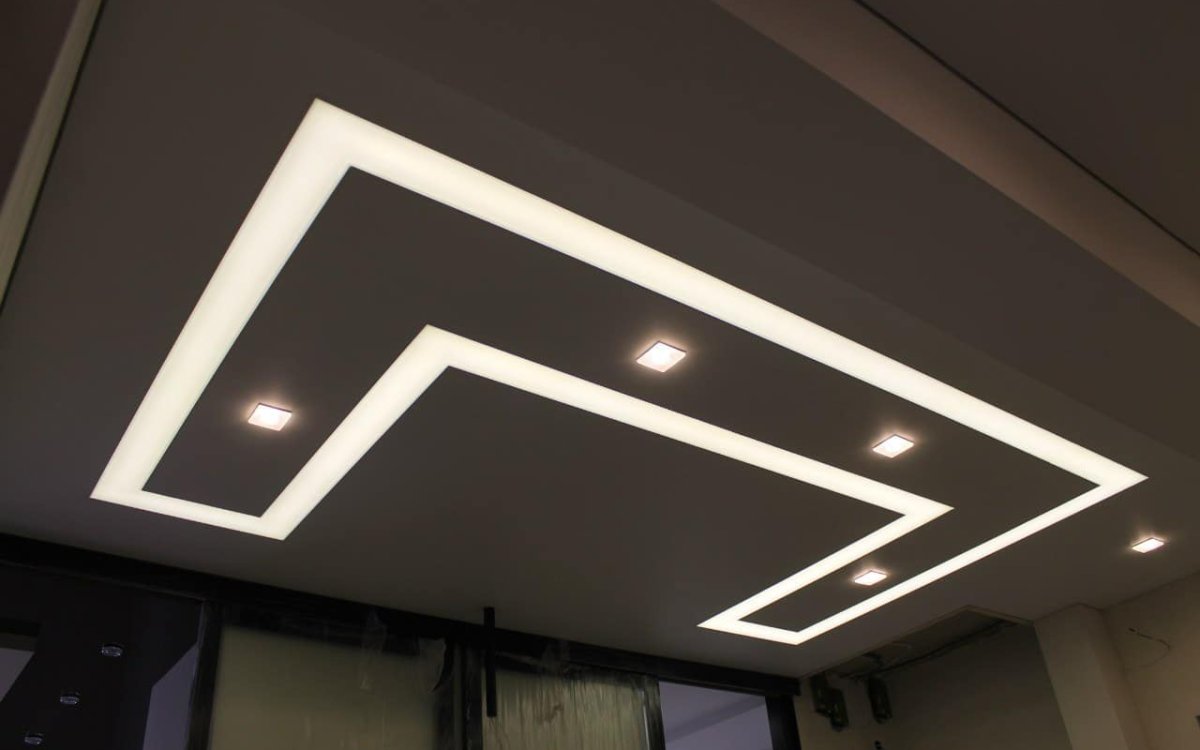 Двухуровневый потолок со световыми линиями