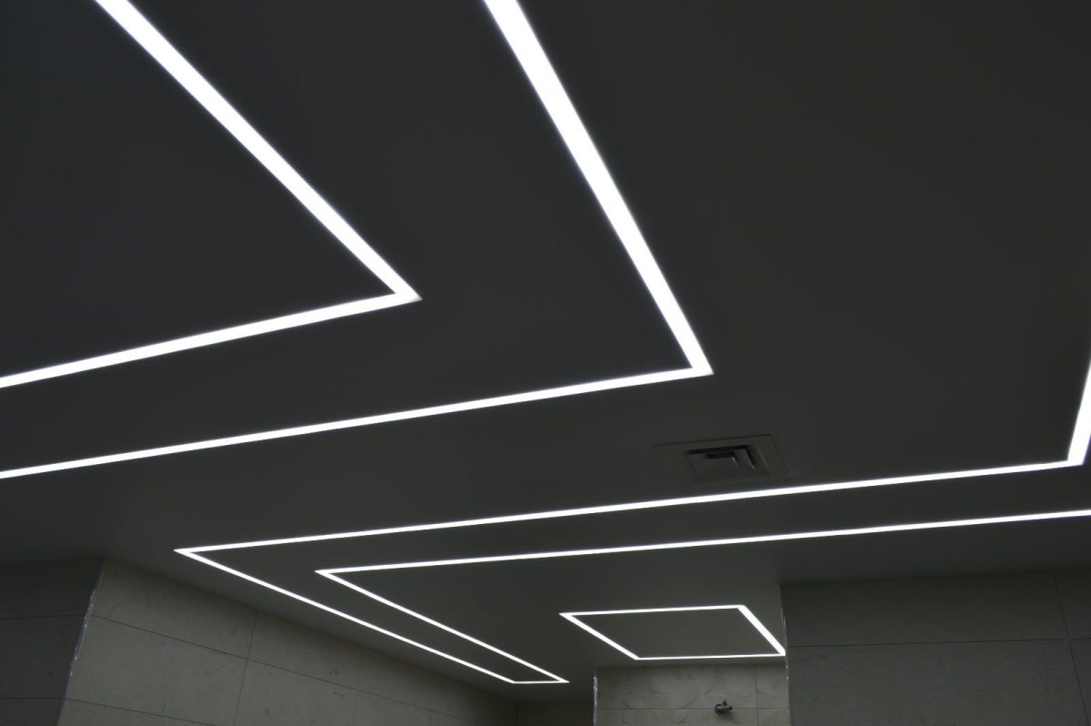 Световые линии на натяжном потолке