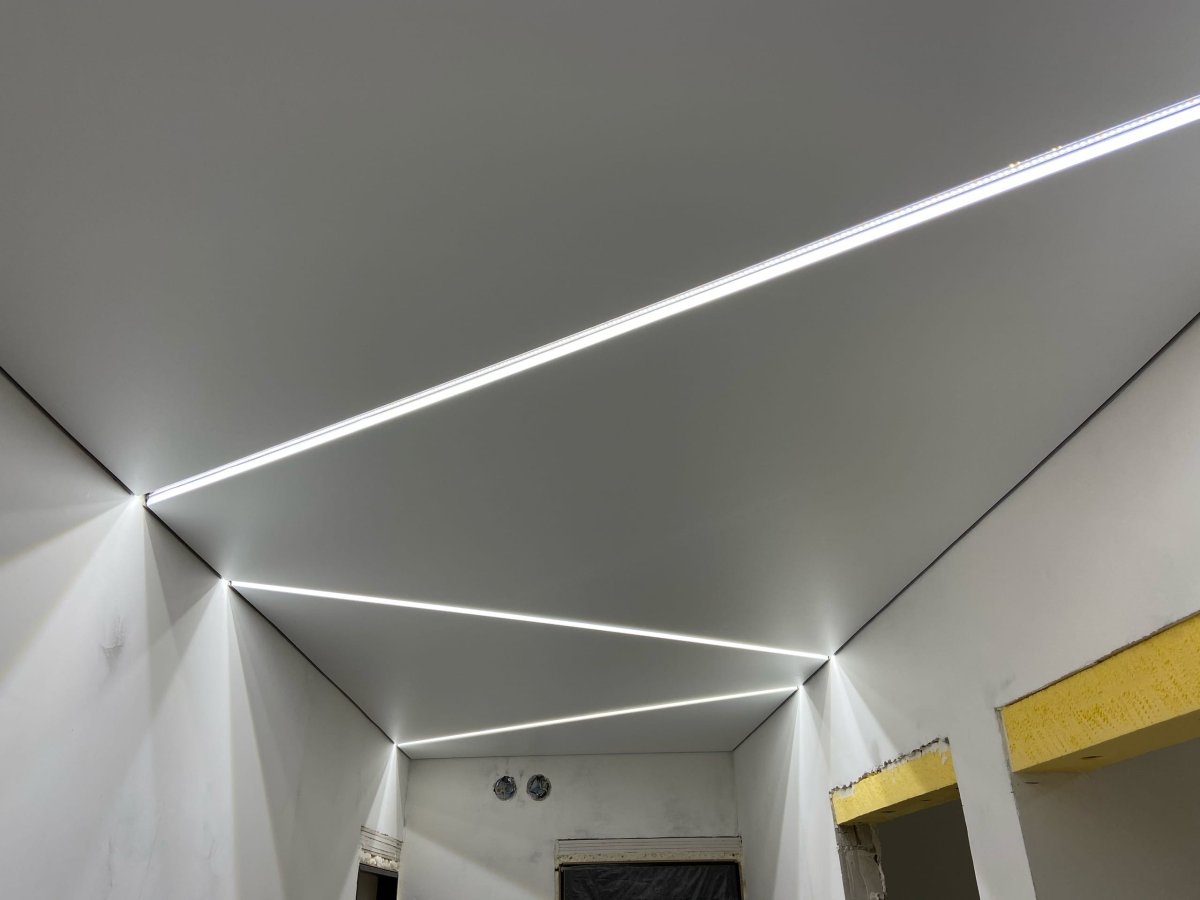 Натяжной потолок световые линии в г образном коридоре