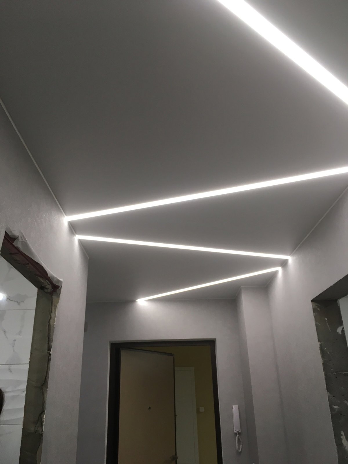 Световые линии на коридор т образный