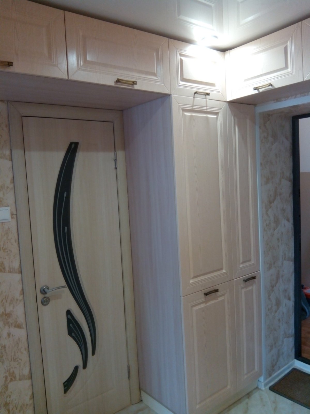 Антресольный шкаф над дверью