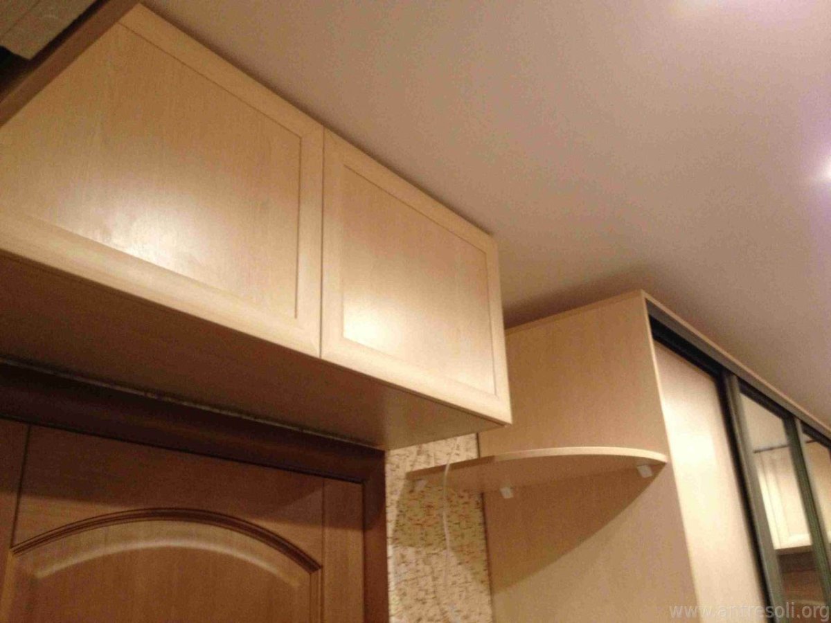 Антресоли в прихожей