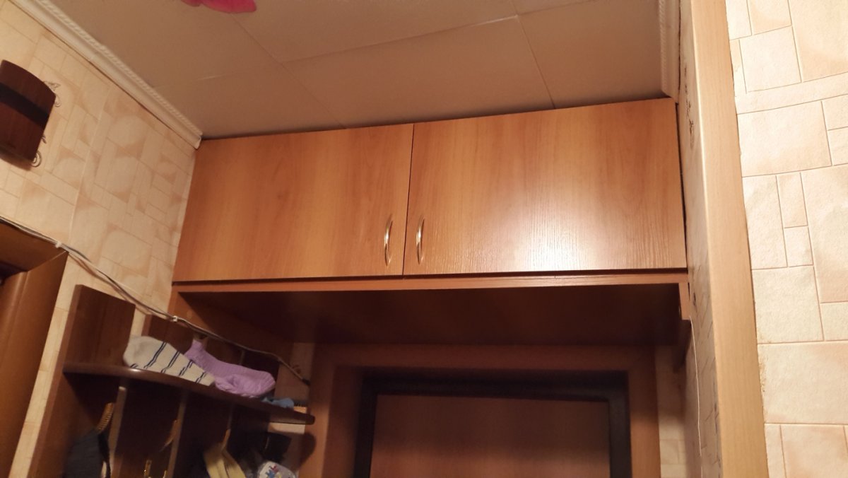 Антресольный шкаф над дверью