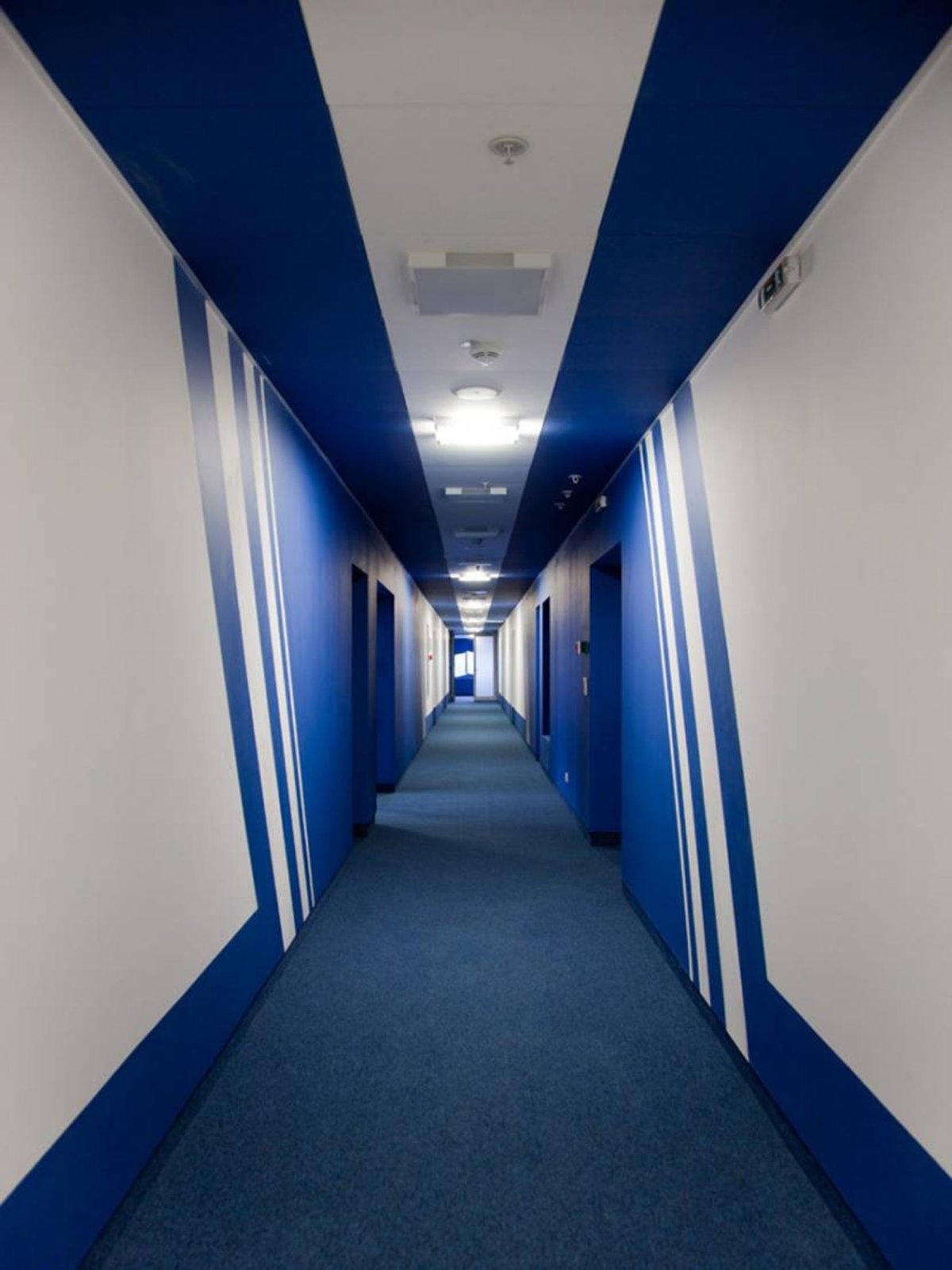 Коридор офиса в синем