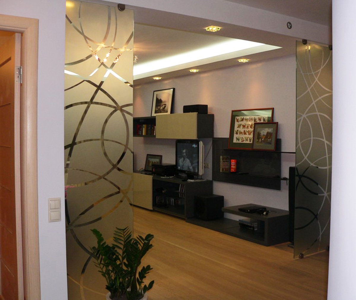 Перегородка между прихожей и гостиной