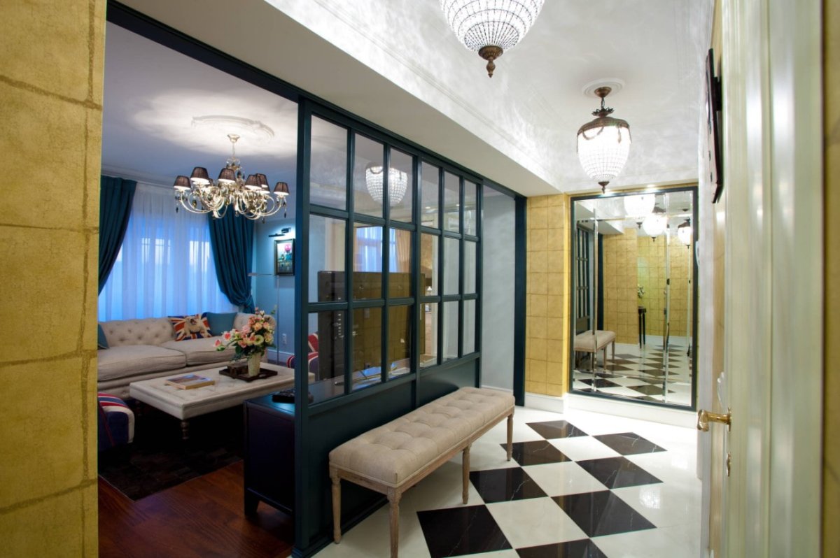 Стеклянная перегородка между коридором и гостиной