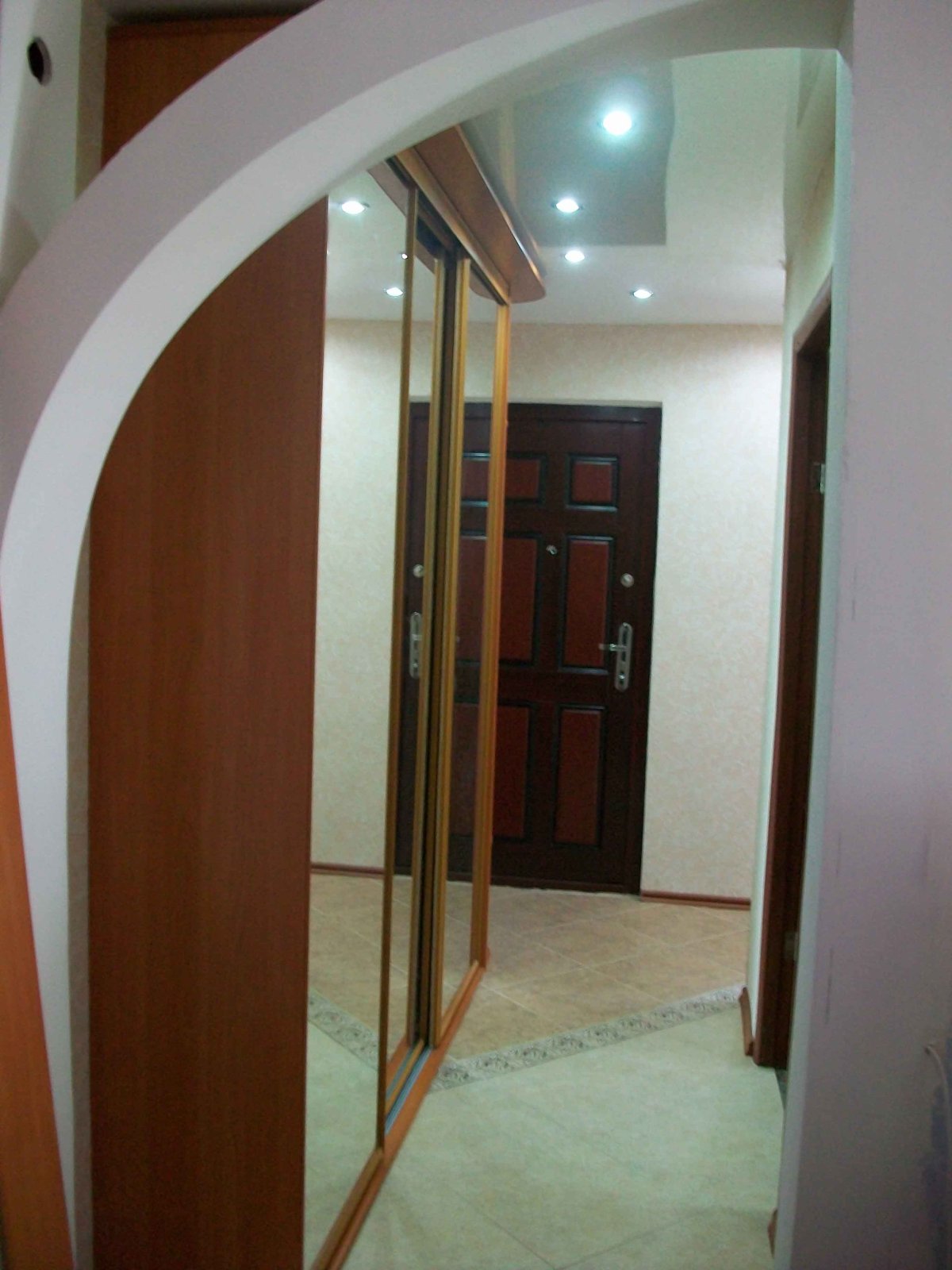 Арка между прихожей и залом